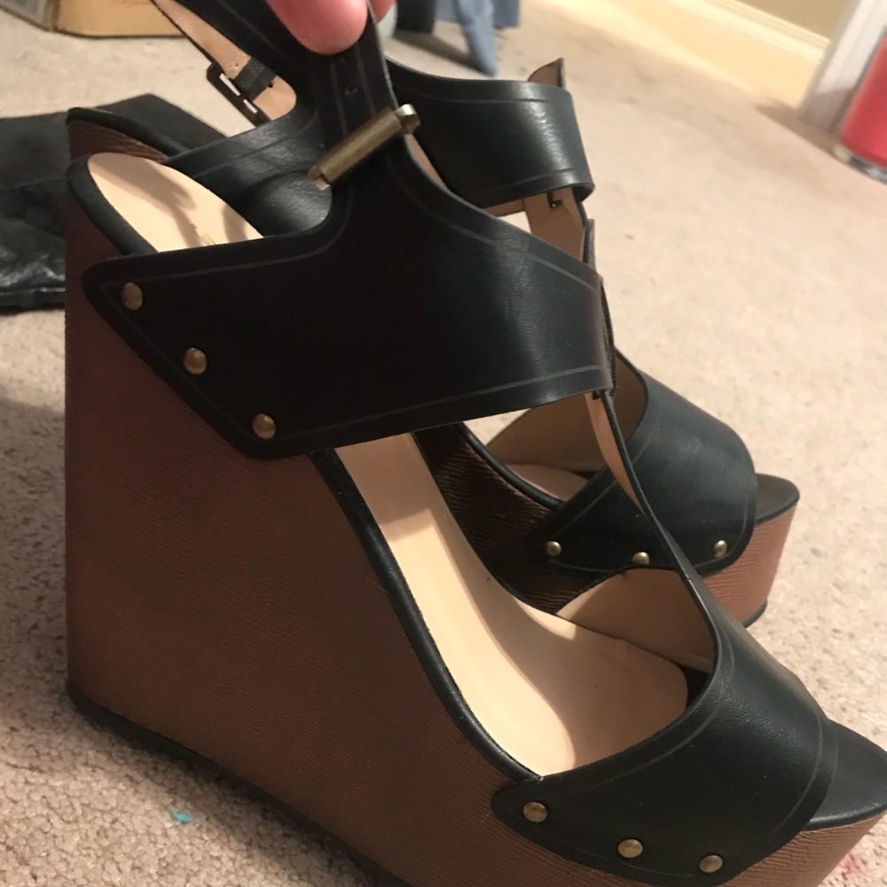 Black wedges